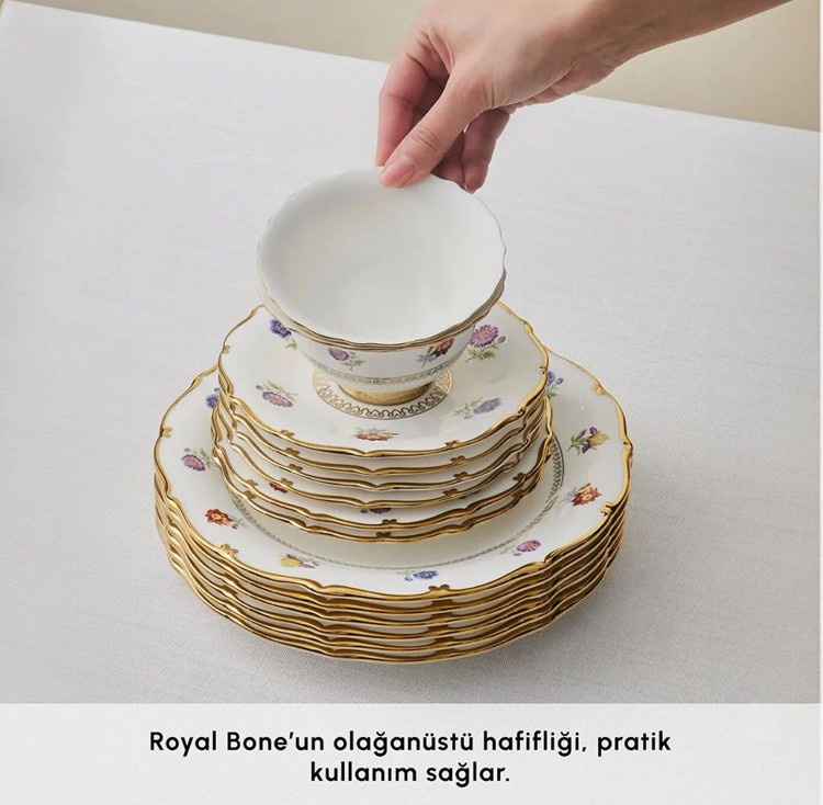 سرویس صبحانهخوری ۳۲ پارچه ۶ نفره کاراجا مدل Royal Bone Diana با طرح طلایی